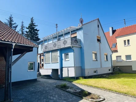 Ansicht des Hauses - Haus kaufen in Hofheim - Geschmackvoll modernisiertes Wohnhaus mit Nebengebäuden, Hof und Garten in ruhiger Dorflage, Grd. 540m², Wohnfl. 125m²