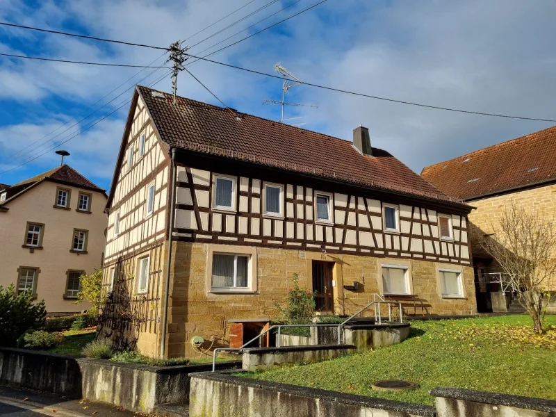 Süd-Ost Ansicht - Haus kaufen in Hofheim - Historisches Wohnen mit viel Platz und großem Grundstück in Lendershausen