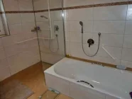modernes Badezimmer mit Wanne/Dusche