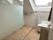 modernes Badezimmer mit begehbarer Dusche
