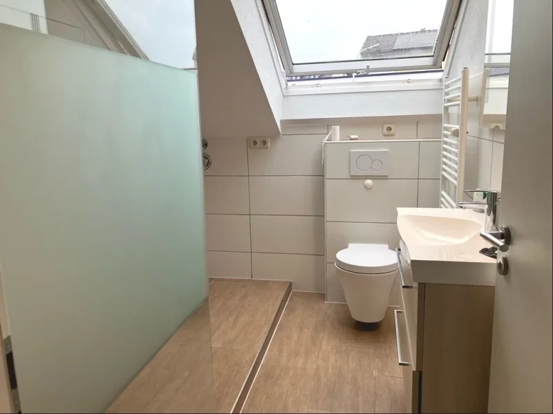 modernes Badezimmer mit Dachliegefenster