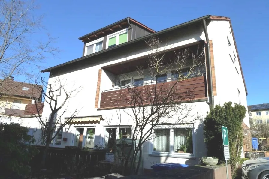 Südansicht der Wohnanlage - Wohnung kaufen in Haßfurt - Geschmackvoll modernisierte, helle 3 Zimmer-Dachwohnung mit zusätzlichem Büro/HW-Raum, Westbalkon und Garage in ruhiger Lage