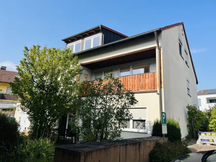 Südansicht - Wohnung kaufen in Haßfurt - Geschmackvoll modernisierte, helle 3 Zimmer-Dachwohnung mit zusätzlichem Büro/HW-Raum, Westbalkon und Garage in ruhiger Lage