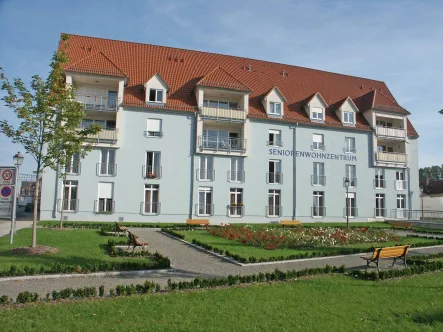 Westansicht der Seniorenwohnanlage - Wohnung kaufen in Haßfurt - Seltene Gelegenheit... helle 2 Zimmer-Wohnung mit Loggia und Tiefgaragenstellpiatz im Seniorenwohnzentrum "Unteres Tor" 