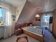 Schlafzimmer mit Balkonzugang (DG)