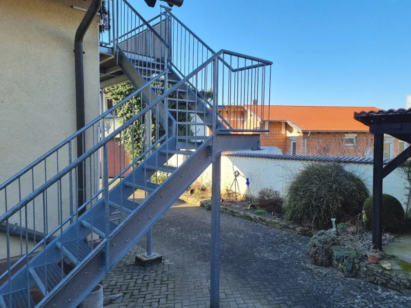 Außentreppe zur Dachgeschosswohnung in wetterbeständiger Metallkonstruktion