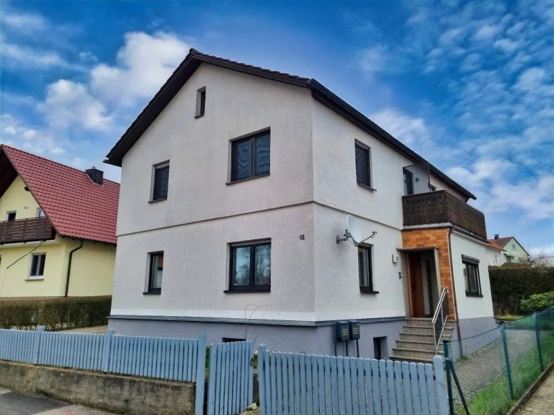 Süd-West Ansicht - Haus kaufen in Haßfurt - Gepflegtes, modernisiertes 2-Fam.-Wohnhaus mit Garten und Doppelgarage in ruhiger, sehr beliebter Siedlungslage!