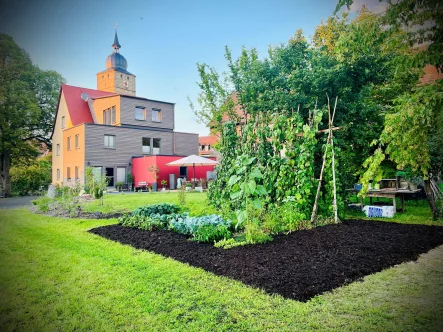 Einmalige Lage im Grünen... die Südwestansicht des Gebäudes - Haus kaufen in Ebern - EINZIGARTIGE LAGE: Umfassend energetisch modernisiertes Haus mit 4 Wohnungen und sonnigem Garten im altstadtnahen Grün!