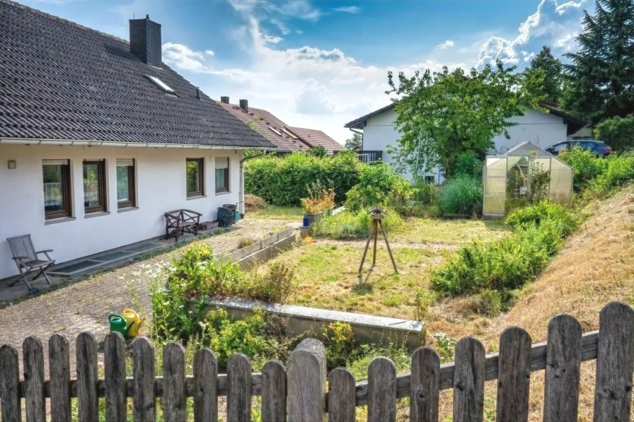 ebene Gartenfläche auf der Nordseite