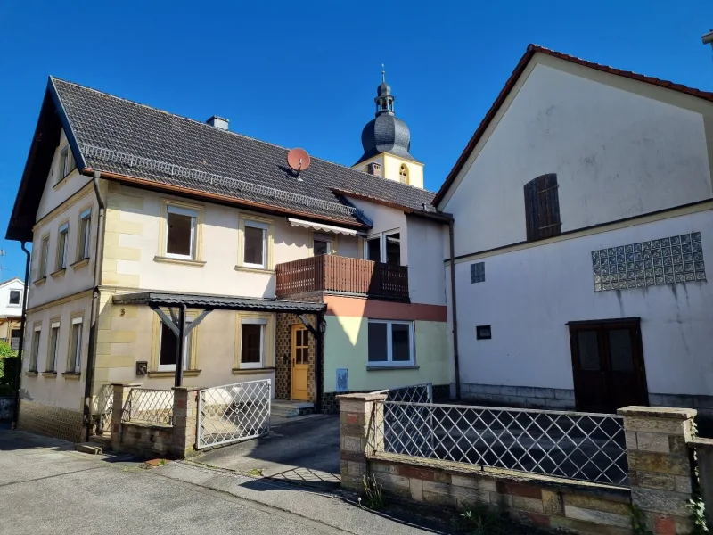 Süd Ansicht - Haus kaufen in Rentweinsdorf - Modernisiertes 1-2 Familien-Wohnhaus mit Nebengebäude, Garage und Garten in zentraler Lage von Rentweinsdorf