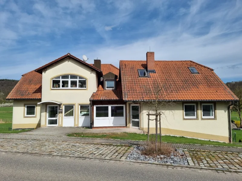 Süd-West Ansicht - Haus kaufen in Oberaurach - Gepflegtes Mehrfamilienwohnhaus mit Gewerbe und großem,sonnigen Garten in toller Lage von Unterschleichach