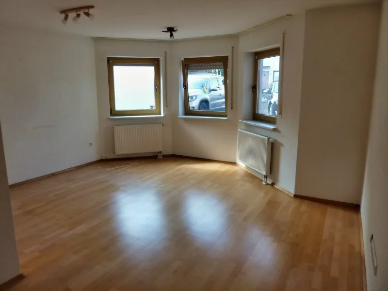 helles Wohnzimmer mit Erker (Einliegerwohnung)