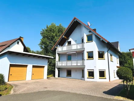 Gesamtansicht mit Garage und Hof - Haus kaufen in Ebern - *BEZUGSFREI* Ruhig und sonnig gelegenes Haus mit Einliegerwohnung, Doppelgarage und Garten, Grund 655m², Wohnfl. 200m²