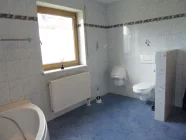 Familienbad mit WC und Urinal DG)