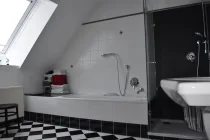 Modernes Badezimmer mit Wanne und separater Dusche