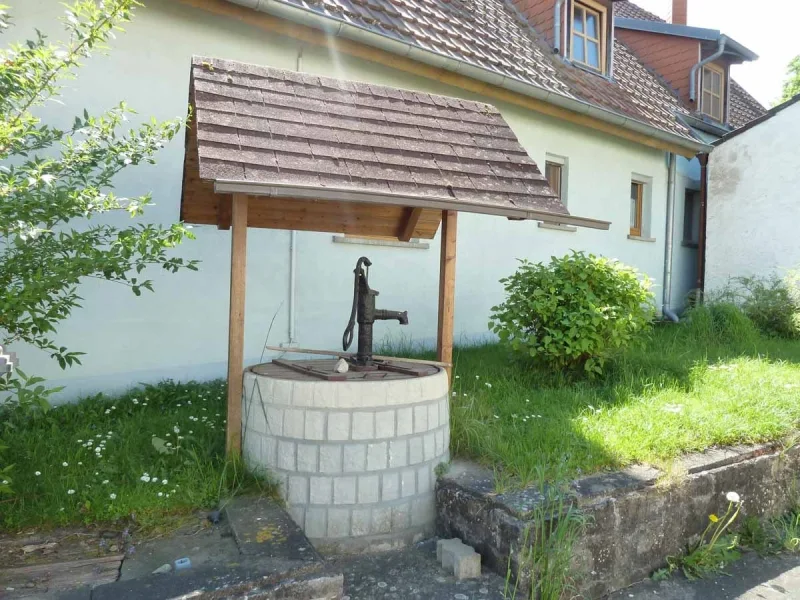 Brunnen mit Überdachung