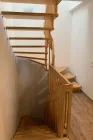 freitragende Holztreppe ins Ober- sowie Untergeschoss
