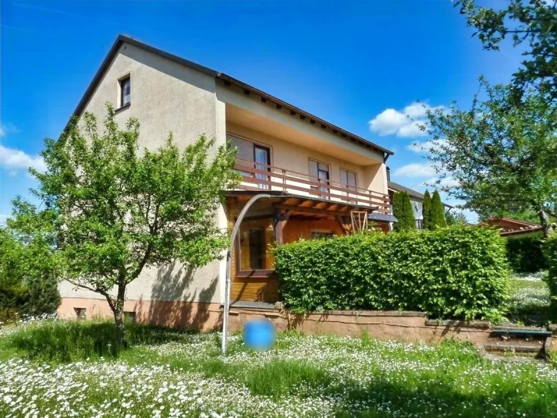 Westansicht des Hauses - Haus kaufen in Sand - Großes Haus auf großem Grund (1.144m²) in begehrter Siedlungslage - ruhig, sonnig und von viel Grün umgeben!