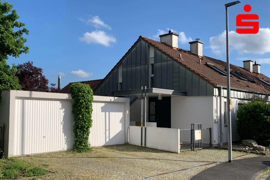 Anwesen mit zwei Garagen - Haus kaufen in Schweinfurt - Außergewöhnliche  Doppelhaushälfte in Schweinfurt/Deutschhof