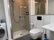WC und bodenebene Dusche