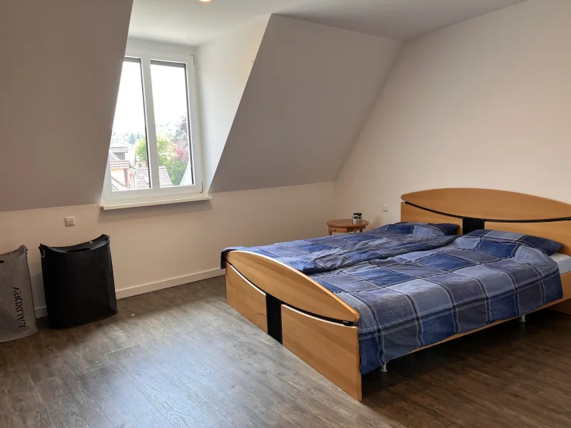 großes Schlafzimmer mit Gaubenfenster