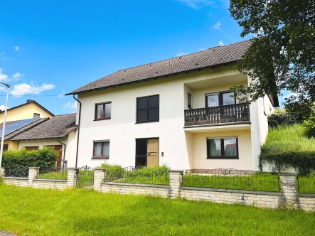 Westansicht des Hauses - Haus kaufen in Aidhausen - Gepflegtes Wohnhaus mit Doppelgarage und Garten in ruhiger, sonniger Ortsrandlage, Wohnfl. 165m², Grd. 902m²