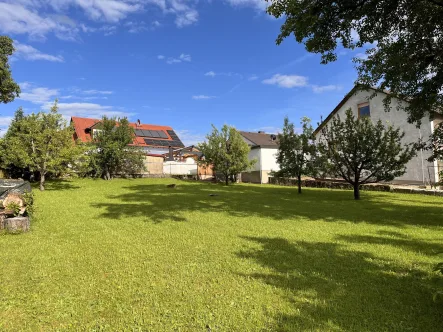 Grünes, ruhiges Wohnumfeld - Grundstück kaufen in Haßfurt - Die Lage macht's... ruhig und sonnig gelegenes Baugrundstück mit einer perfekten Größe von 751m², keine Bauverpflichtung!