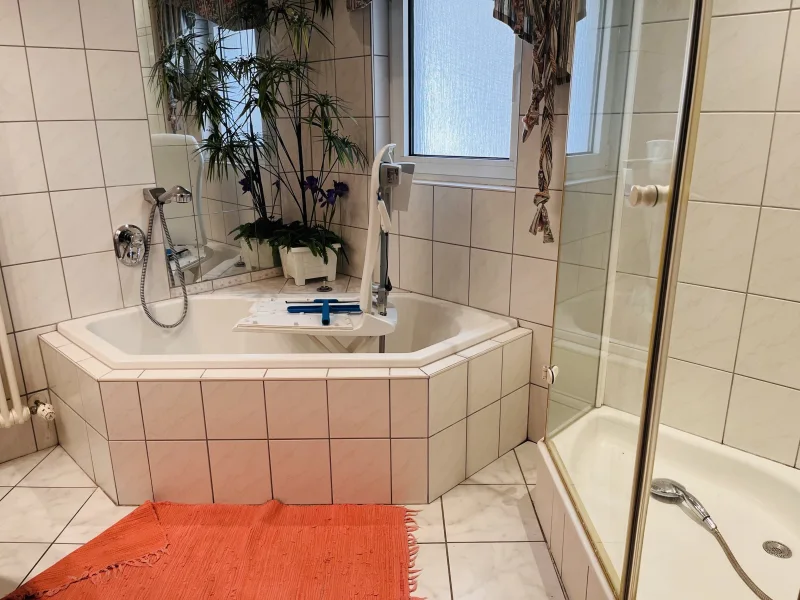 Familienbad mit Eckwanne/Dusche (EG)