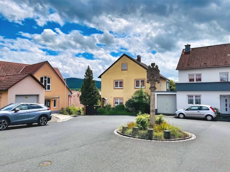 begehrtes Wohnen in der Kirchgasse... großzügige Freifläche um den Bildstock