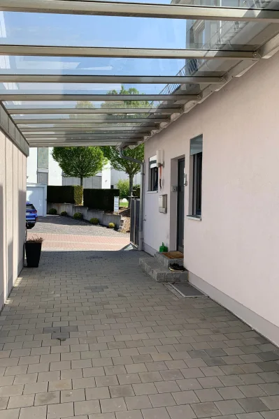 Carport und Überdachung für den Eingangsbereich