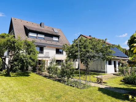 Gartenansicht des Hauses (Süden) - Haus kaufen in Ebelsbach - Traumimmobilie mit hohem Lagewert... gehoben ausgestattetes 2-Fam.-Haus mit herrlichem Garten und Doppelgarage!