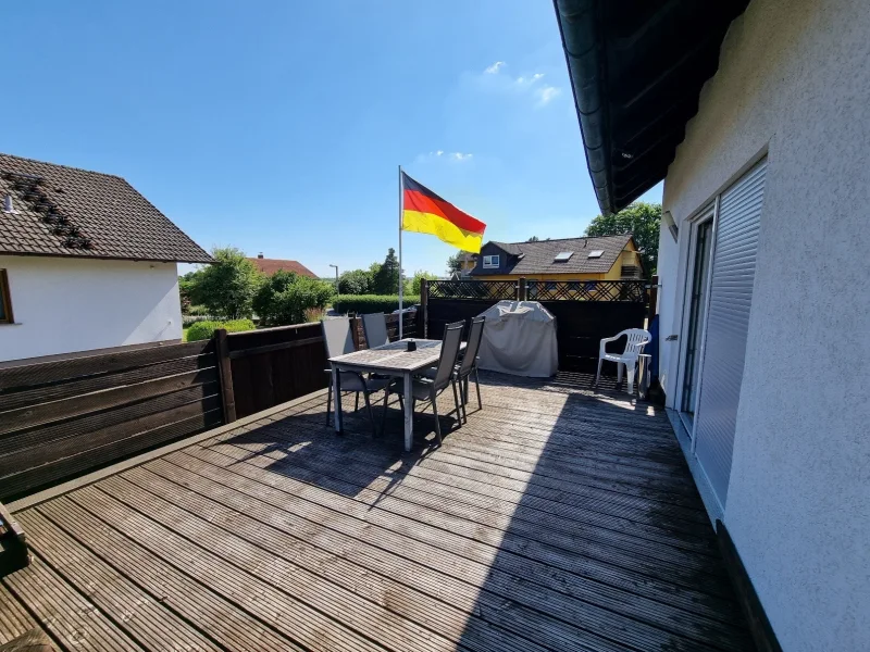 Große, sonnige Terrasse