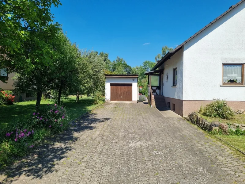 Gepflasterter Hof mit Zufahrt zur Garage + Stellplätze