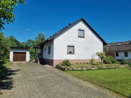 West Ansicht - Haus kaufen in Hofheim - Ruhiges Wohnen mit großem Grundstück (883 m²) in schöner Siedlungslage von Hofheim!