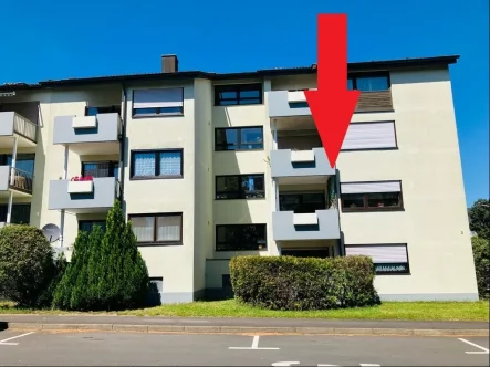 Ansicht der Wohnanlage mit Lagehinweis - Wohnung kaufen in Haßfurt - BEZUGSFREI! Gemütliche 2 Zimmer-Eigentumswohnung mit Balkon und Garage in der Nähe vom Krankenhaus und Schulzentrum!