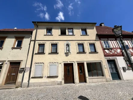 Ansicht des Stadthauses (Südwesten) - Haus kaufen in Haßfurt - Charmantes, denkmalgeschütztes Stadthaus mit blickgeschütztem Innenhof + vielseitig nutzbarem Nebengebäude mit Dachterrasse!