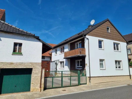 Süd-Ost Ansicht - Haus kaufen in Theres - Gepflegtes 1-2-Fam.-Wohnhaus mit Nebengebäude und Scheune in zentraler Lage von Untertheres