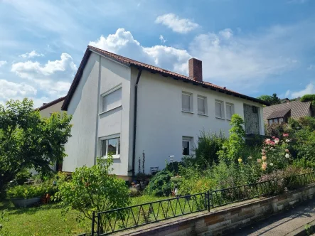 Süd-Ost Ansicht - Haus kaufen in Ebelsbach - 2-Fam.-Haus (ca. 180 m² Wfl.) inkl. 2 Garagen und Garten in Ebelsbach