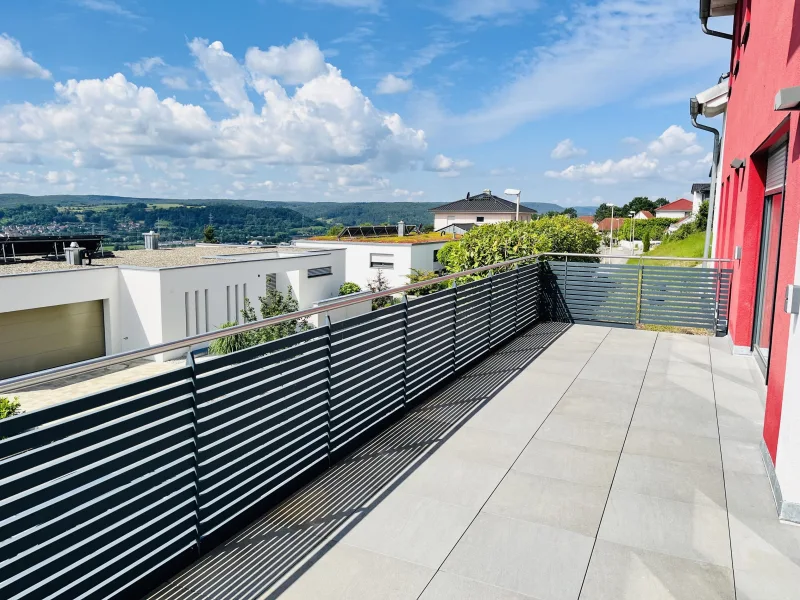 großer Balkon in Südlage und unverbauter Aussicht