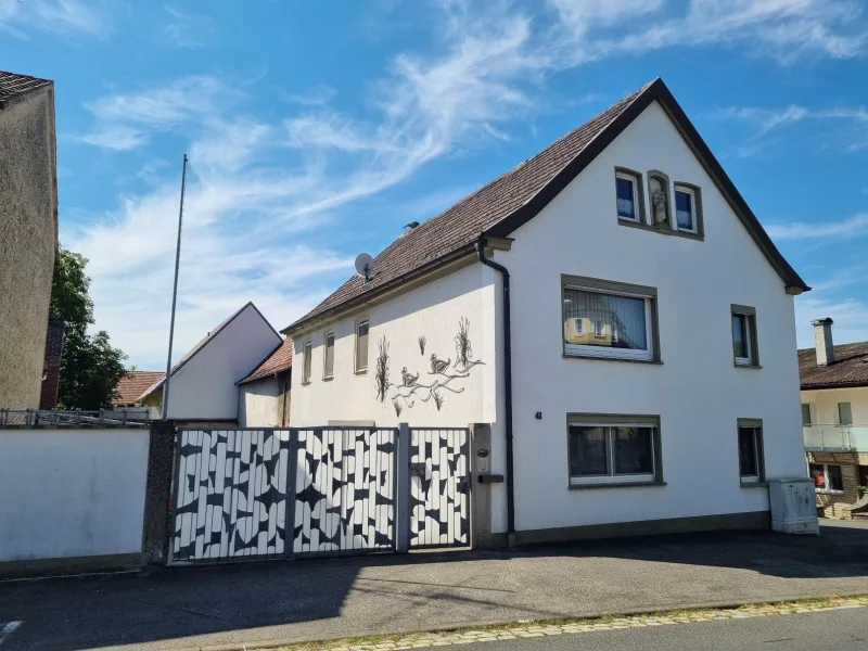 Nord-Ost Ansicht - Haus kaufen in Theres - Großzügiges Einfamilienhaus mit großem Nebengebäude und kleinem Garten in zentraler Lage von Untertheres