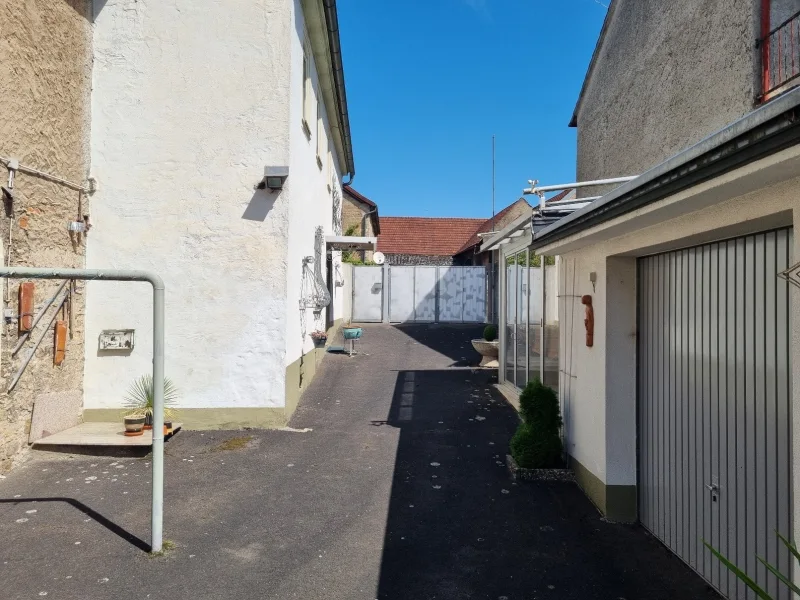 Innenhof (zweite Garage rechts)