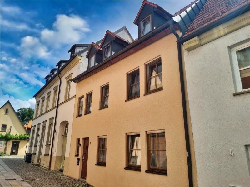 Süd Ansicht - Haus kaufen in Haßfurt - Charmantes Stadthaus (ca. 175 m² Wfl.) mit Freisitz und Balkon in zentraler Lage von Haßfurt