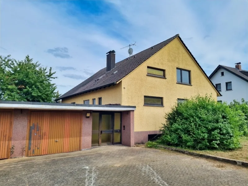 West Ansicht - Haus kaufen in Sand - Großzügiges 1-Fam.-Wohnhaus mit 2 Garagen, großem Garten in beliebter Lage von Sand a. M.