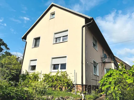 Ansicht von Westen - Haus kaufen in Königsberg - Familienfreundliches Haus mit Garage, Nebengebäuden und Garten in begehrter Ortsrandlage, Grund 1.041m², Wohnfl. 150m²!