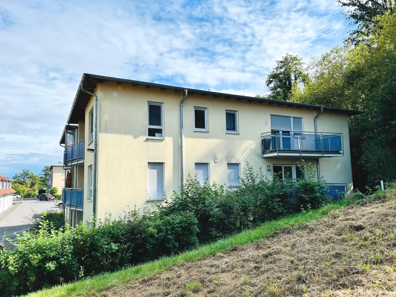 Westansicht der Anlage - Wohnung kaufen in Eltmann - *PREISREDUZIERUNG* Barrierefreie, sofort beziehbare 2 Zimmer-ETW mit Balkon, Aufzug, Keller, Kfz-Stellpl. am grünen Stadtrand