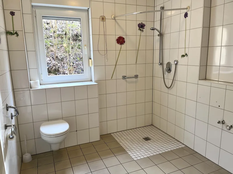 Tageslichtbad mit bodengleicher Dusche