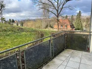 ruhig gelegener Balkon mit Blick ins Grüne