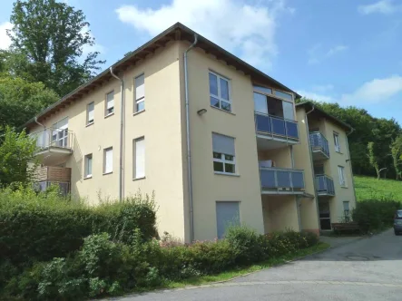 Ansicht der Wohnanlage - Wohnung kaufen in Eltmann - *NEU* Wohnen am grünen Stadtrand von Eltmann: vermietete 2 Zimmer-ETW mit Westbalkon, Keller, Aufzug und Kfz-Stellplatz!