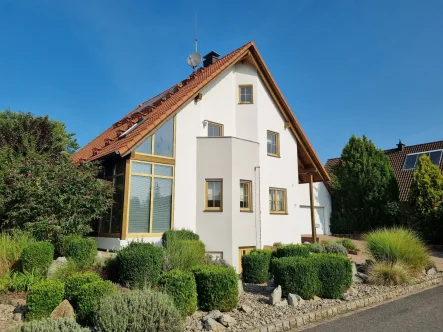 Süd Ansicht - Haus kaufen in Haßfurt - Traumhaftes Wohnen in beliebter Siedlungslage von Augsfeld - 1.034 m² Grund / 145 m² Wfl.