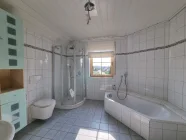 Wohlfühlbad mit Eckbadewanne, Dusche u. WC DG